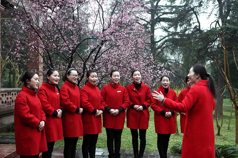 國(guó)家二級(jí)演員、揚(yáng)州市文化館社會(huì)工作中心主任周倩為船娘們培訓(xùn)揚(yáng)州小調(diào)